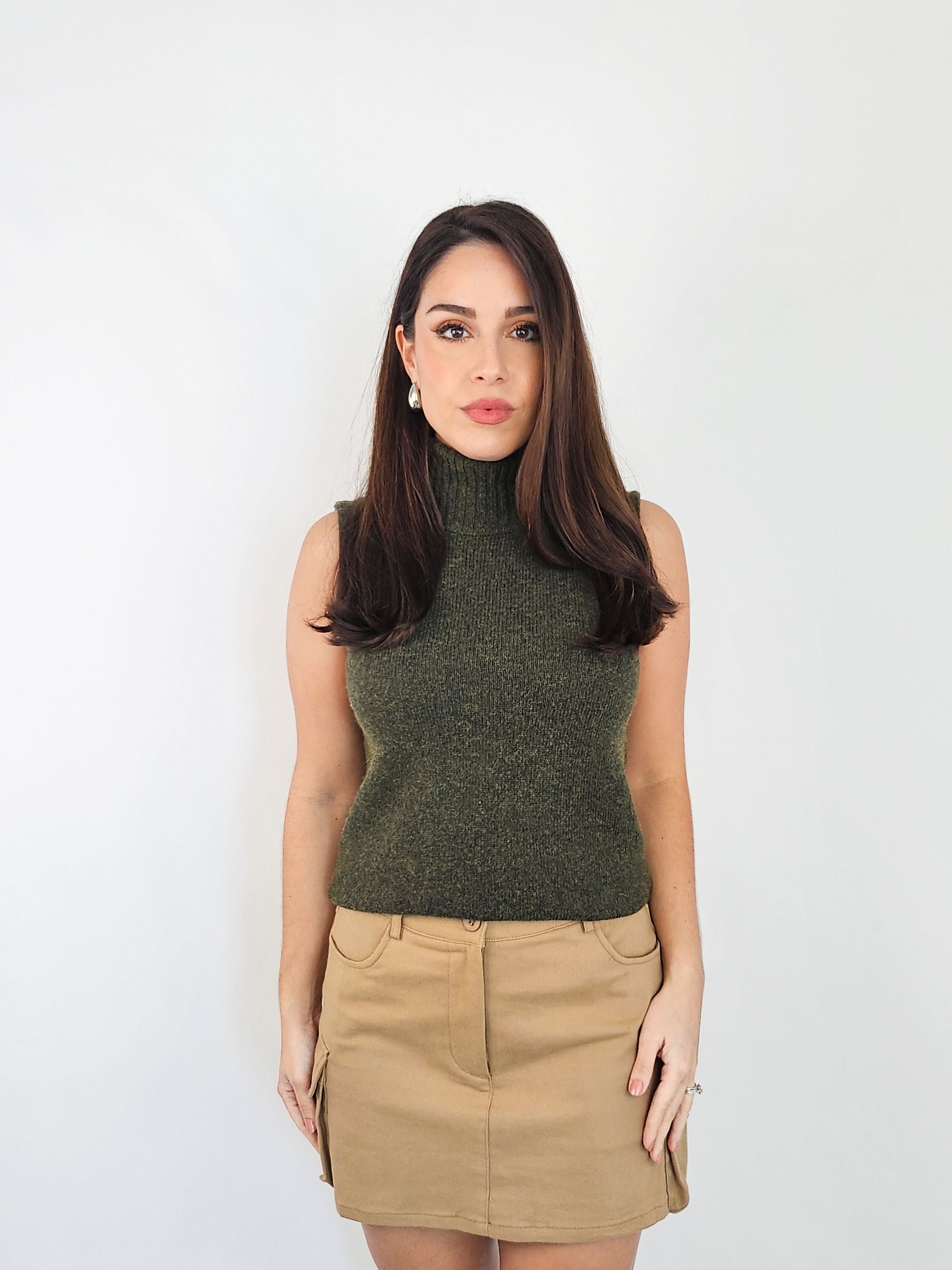 Khaki cargo skirt is a great piece to have in your wardrobe for Fall. Paired this with a  sleeveless turtleneck sweater for a causal yet sophisticated look.